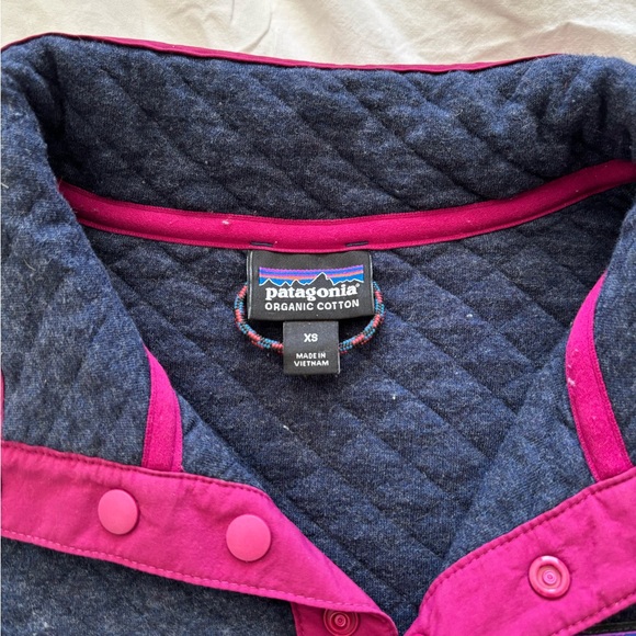 Patagonia, Women’s Navy and Pink Quilted Sweater. - Picture 5 of 5